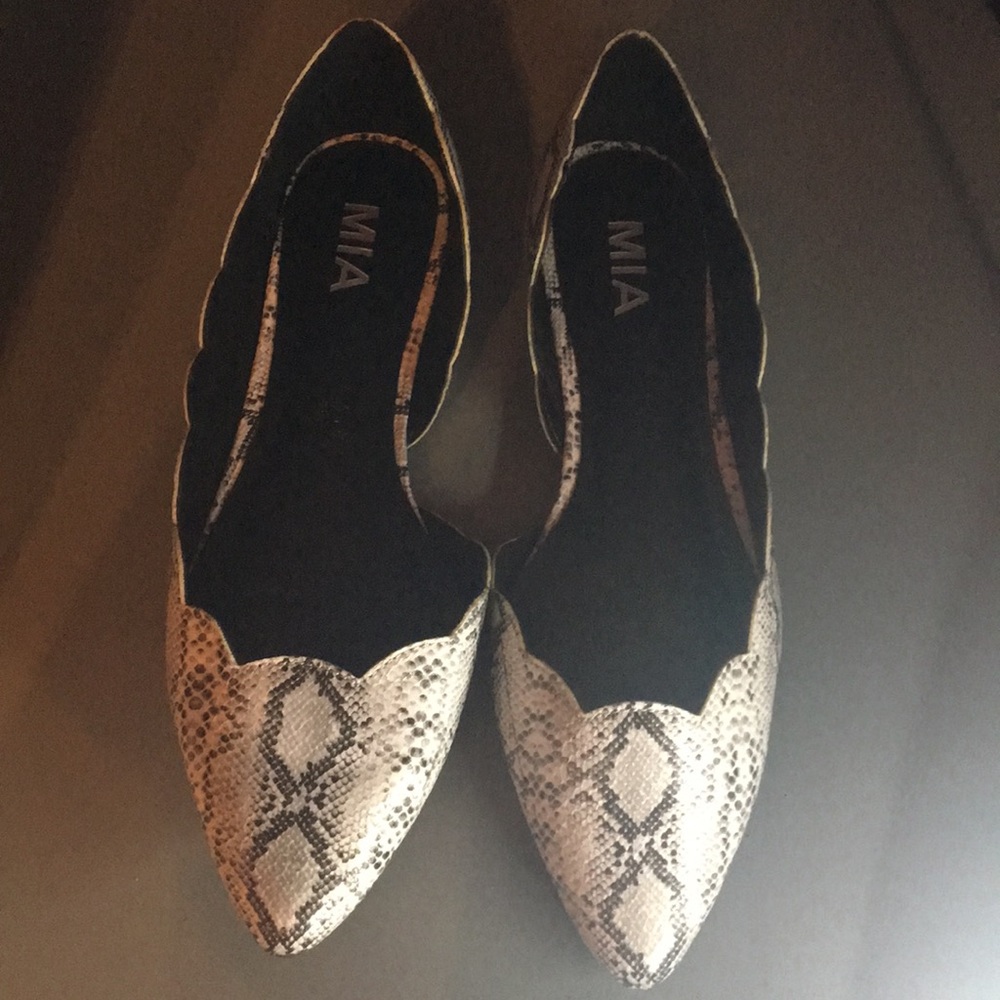 New with out tags- adorable MIA snakeskin flats!